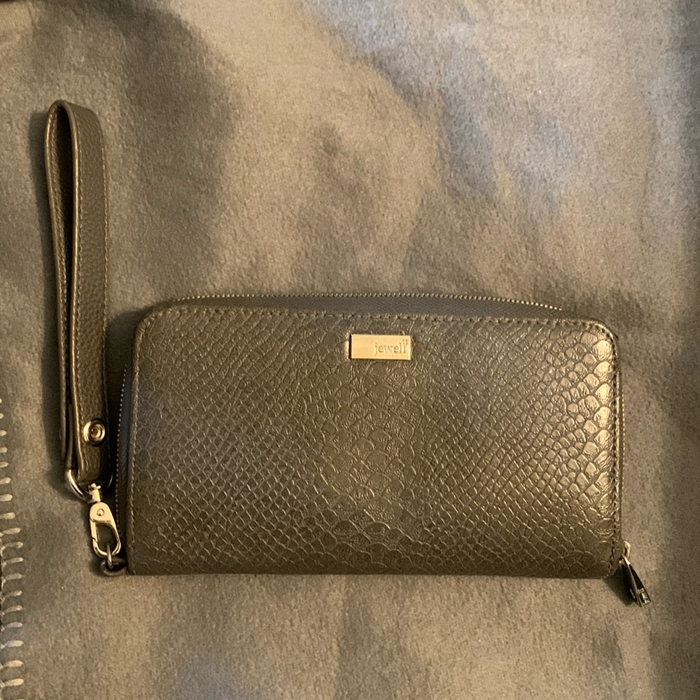 Wristlet wallet by Thirty one .